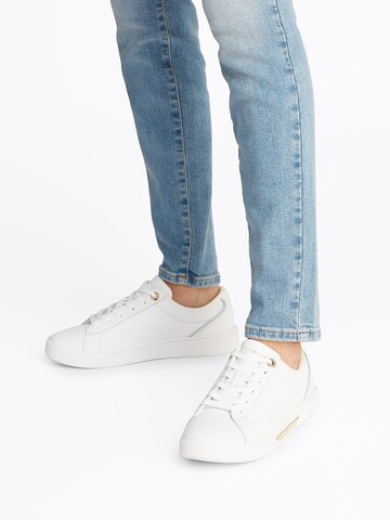 Baskets basses 'CHIC' TOMMY HILFIGER en blanc