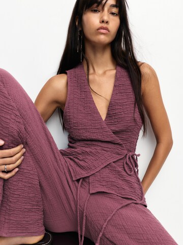 Pull&Bear Елек в червено: отпред