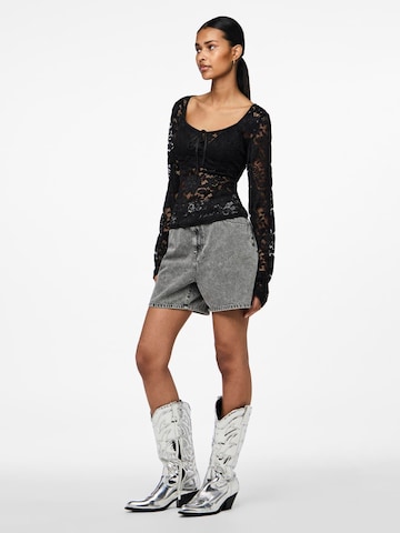 Tricou 'PCAMALIE' de la PIECES pe negru