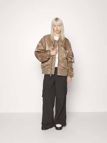 ALPHA INDUSTRIES - Chaqueta de entretiempo 'CWU MA-1' en marrón