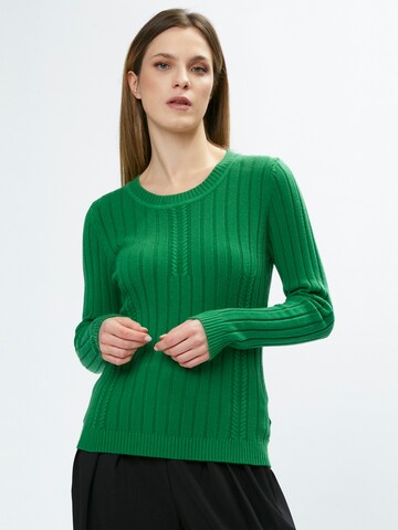 Pullover di Influencer in verde: frontale