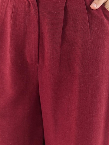 Pantalons de tailleur Bianco Lucci en rouge