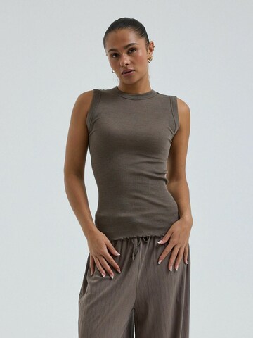 Seamless Basic Top ' Wooly ' – hnědá: přední strana