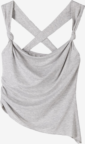 Top de la Bershka pe gri: față