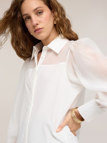 MOTIVI Blouse in White