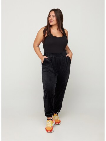 Zizzi Tapered Broek 'MHELENA' in Zwart: voorkant