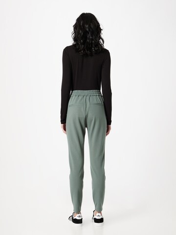 Tapered Pantaloni cutați 'EVA' de la VERO MODA pe verde