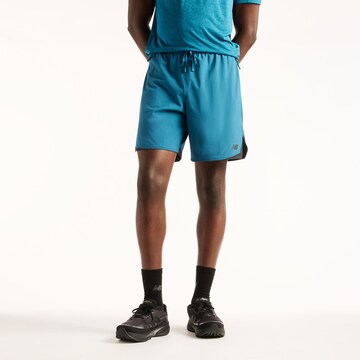 new balance 'RC Essential Short 7"'. in Blau: Vorderseite