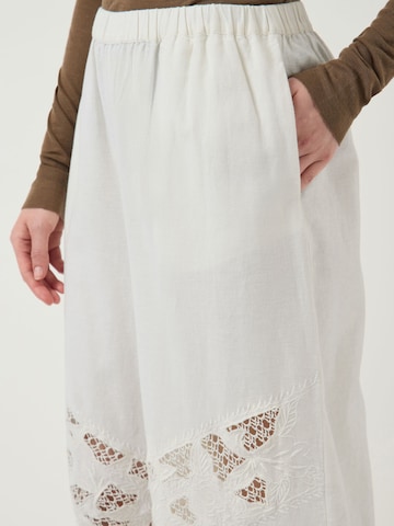 regular Pantaloni di YAS in bianco