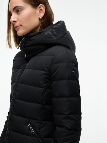 TOMMY HILFIGER Vinterkappa i svart