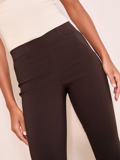 Pantaloni Friends Like These pe maro, Vizualizare produs