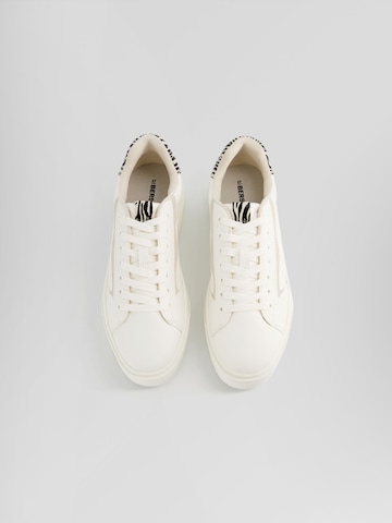 Sneaker low de la Bershka pe alb