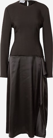 Rochie de la Moschino Jeans pe negru: față