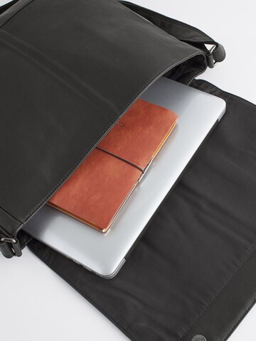 Messenger de la Next pe negru