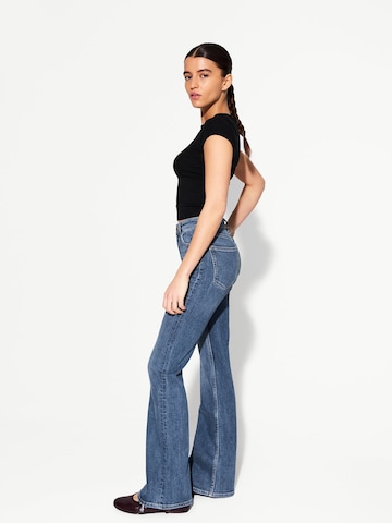 Bershka Zvonový Džíny – modrá: přední strana
