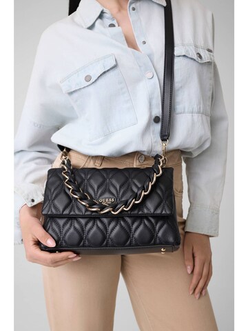 GUESS Schultertasche 'Maxine' in Schwarz