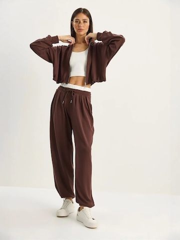 Completo pantalone di Bianco Lucci in marrone