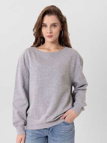 Jacey Quinn - Jersey 'Emma' en gris: frente