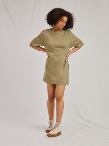 Robe 'Izzie' A LOT LESS en vert : devant