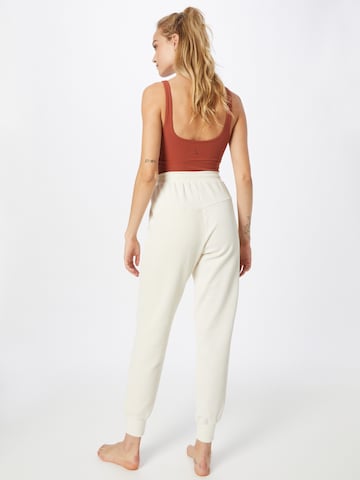 Effilé Pantalon de sport NIKE en blanc