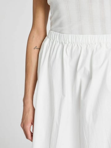 Gonna 'Astrid' di Gai+Lisva in bianco
