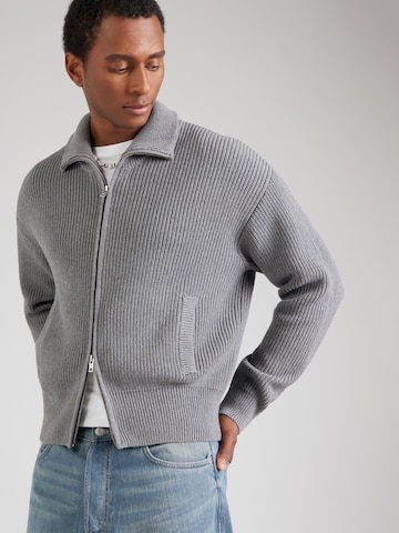 Vestes en maille WEEKDAY en gris : devant