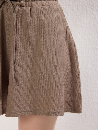 Trendyol Shorts in dunkelbeige / schwarz, Produktansicht