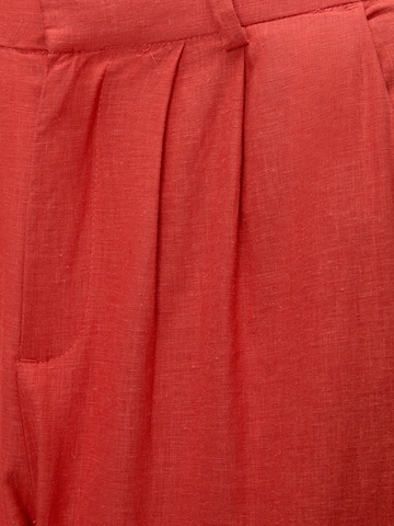 Pull&Bear Ohlapna forma Hlače z naborki | rdeča barva