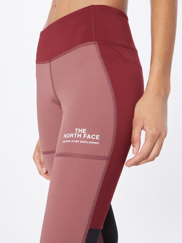 Skinny Pantaloni sportivi di THE NORTH FACE in rosso