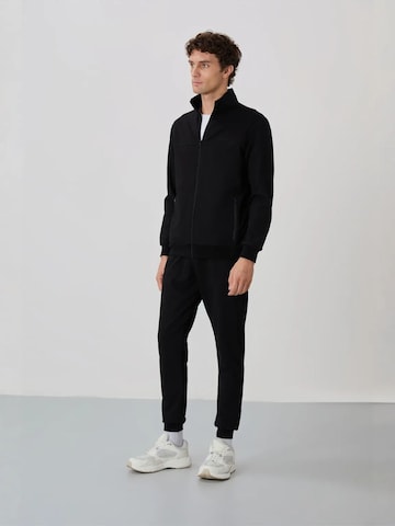 Survêtement Tommy Life en noir : devant