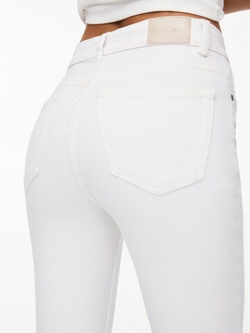 Pull&Bear Flared Jeans in Weiß
