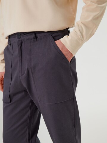 ABOUT YOU x Swalina&Linus - regular Pantalón 'Leo' en gris