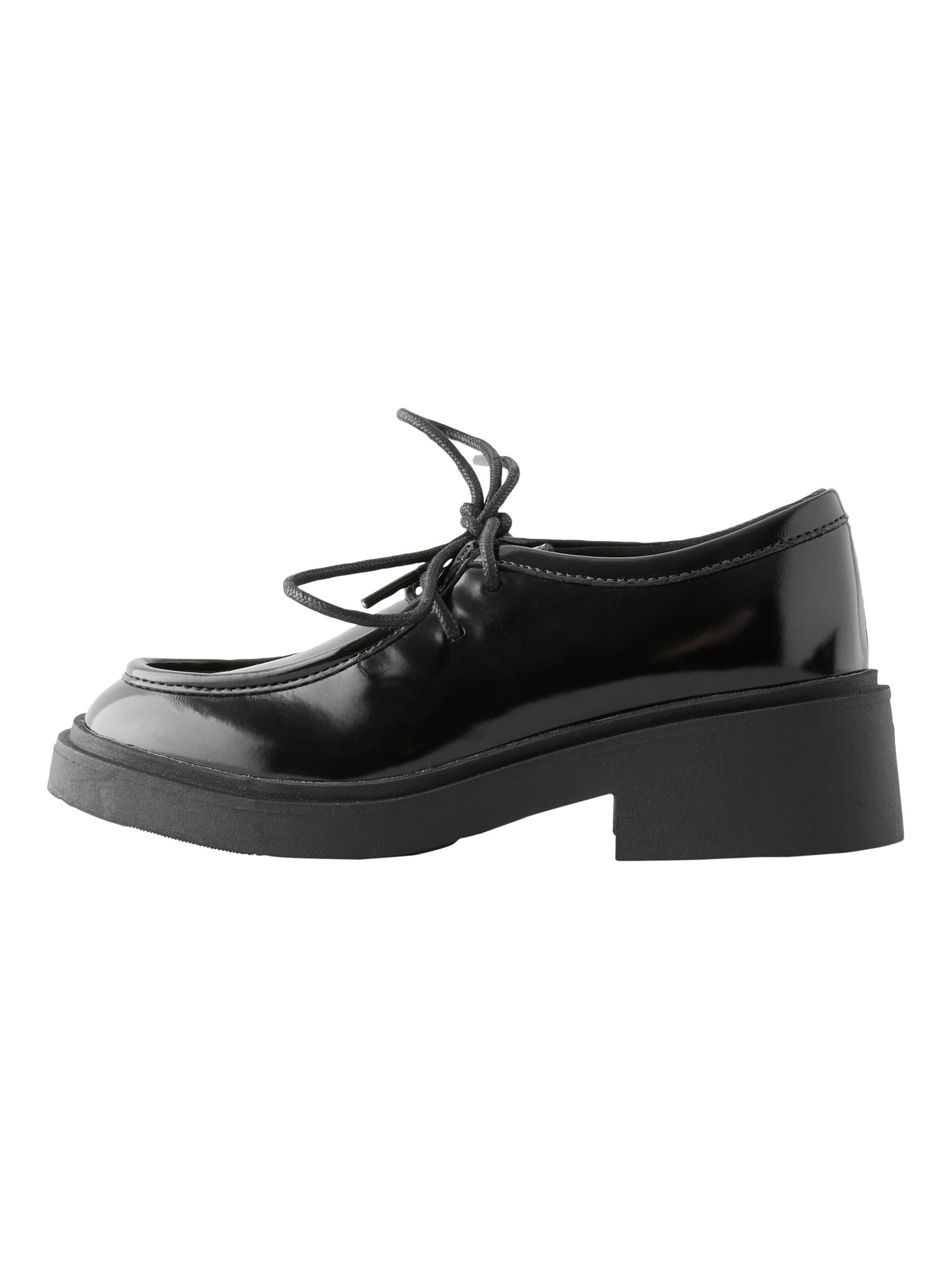 Chaussure basse Next en noir : devant