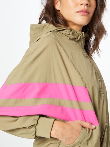 Urban Classics Between-Season Jacket 'Crinkle Batwing' in Green