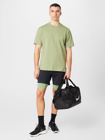 Nike Sportswear Μπλουζάκι 'Premium Essentials' σε πράσινο