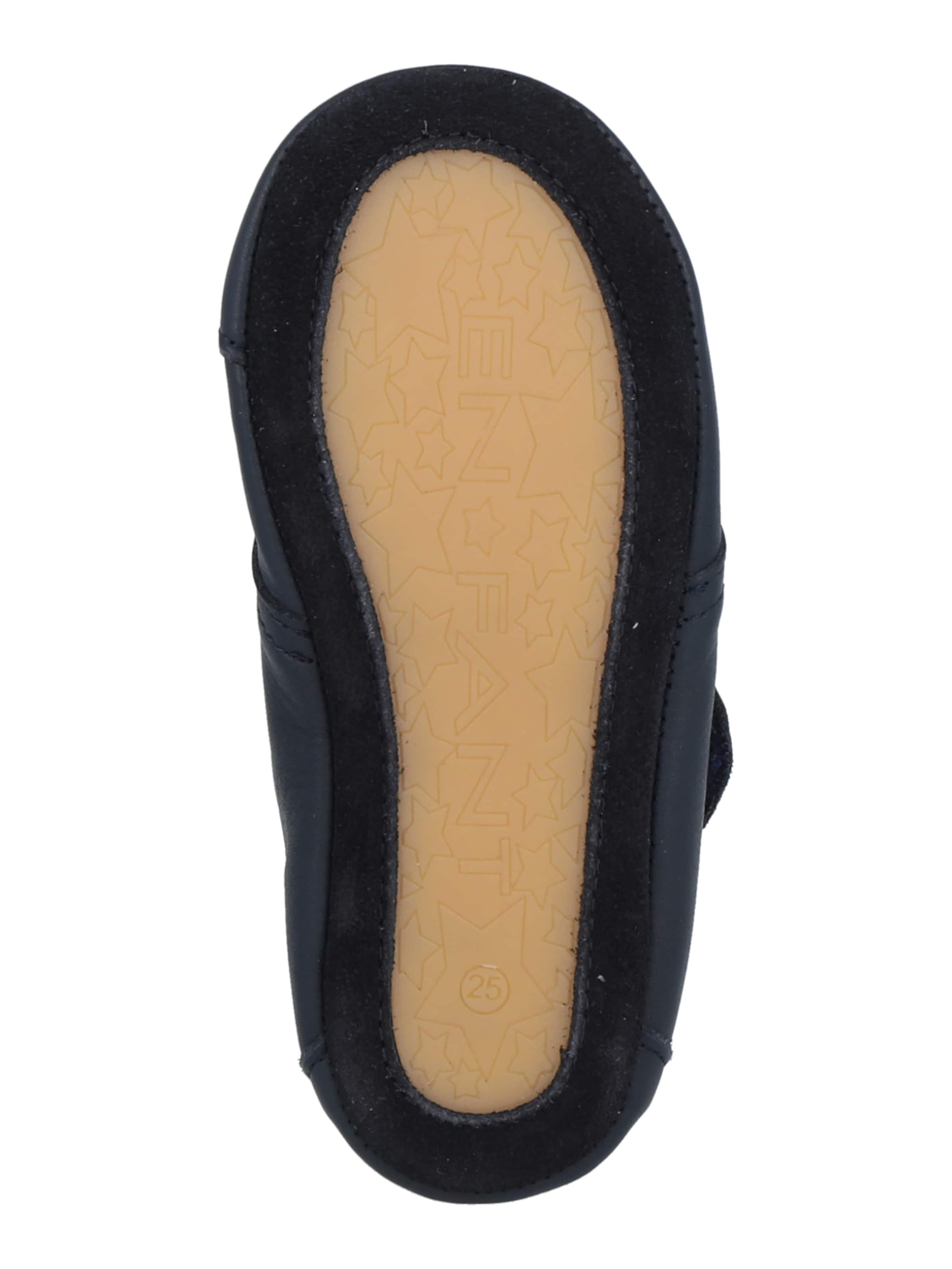 EN FANT Lära-gå-sko i blå