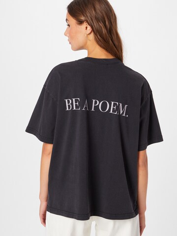 Tricou 'Be a poem Pria 214' de la Young Poets pe negru