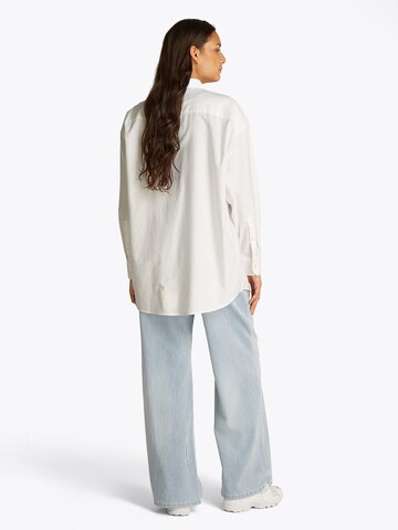Tommy Jeans Regular fit Blus i vit
