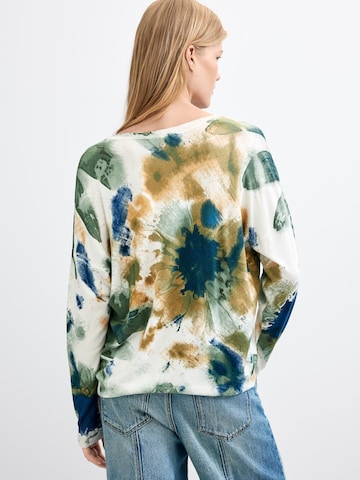 Pulover de la Desigual pe alb