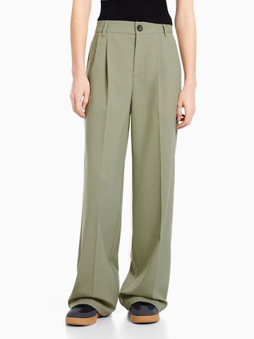 Bershka Loose fit Pleat-Front Pants in Green: front