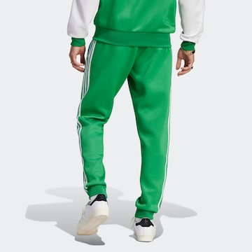 ADIDAS ORIGINALS Zwężany krój Spodnie 'Adicolor Classics+ Sst' w kolorze zielony