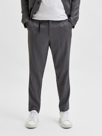 Regular Pantalon à plis 'Veik' SELECTED HOMME en gris : devant