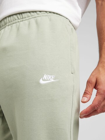 Nike Sportswear - Tapered Pantalón 'CLUB' en verde