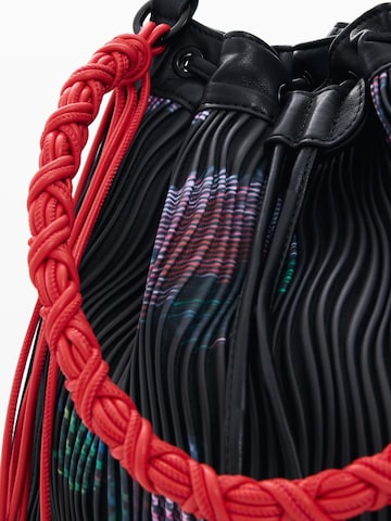 Desigual Reppu värissä musta