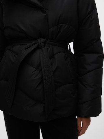 Veste mi-saison 'WAVE' VERO MODA en noir