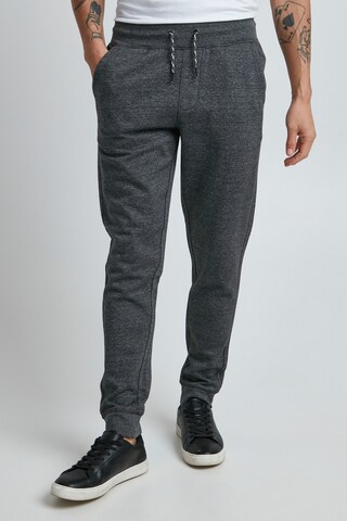 11 Project Tapered Broek 'OLE' in Grijs: voorkant