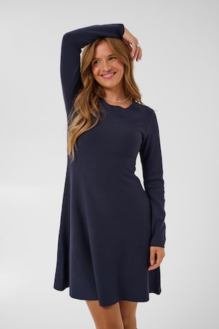Robe Kaffe en bleu