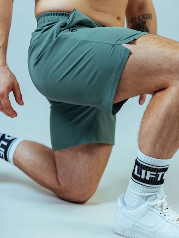 Lifters Slimfit Sportbroek 'Raw Gym Shorts' in Groen