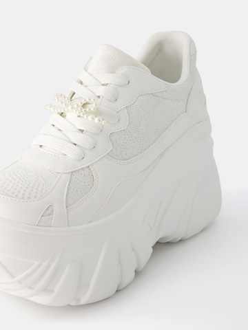 Baskets basses Bershka en blanc