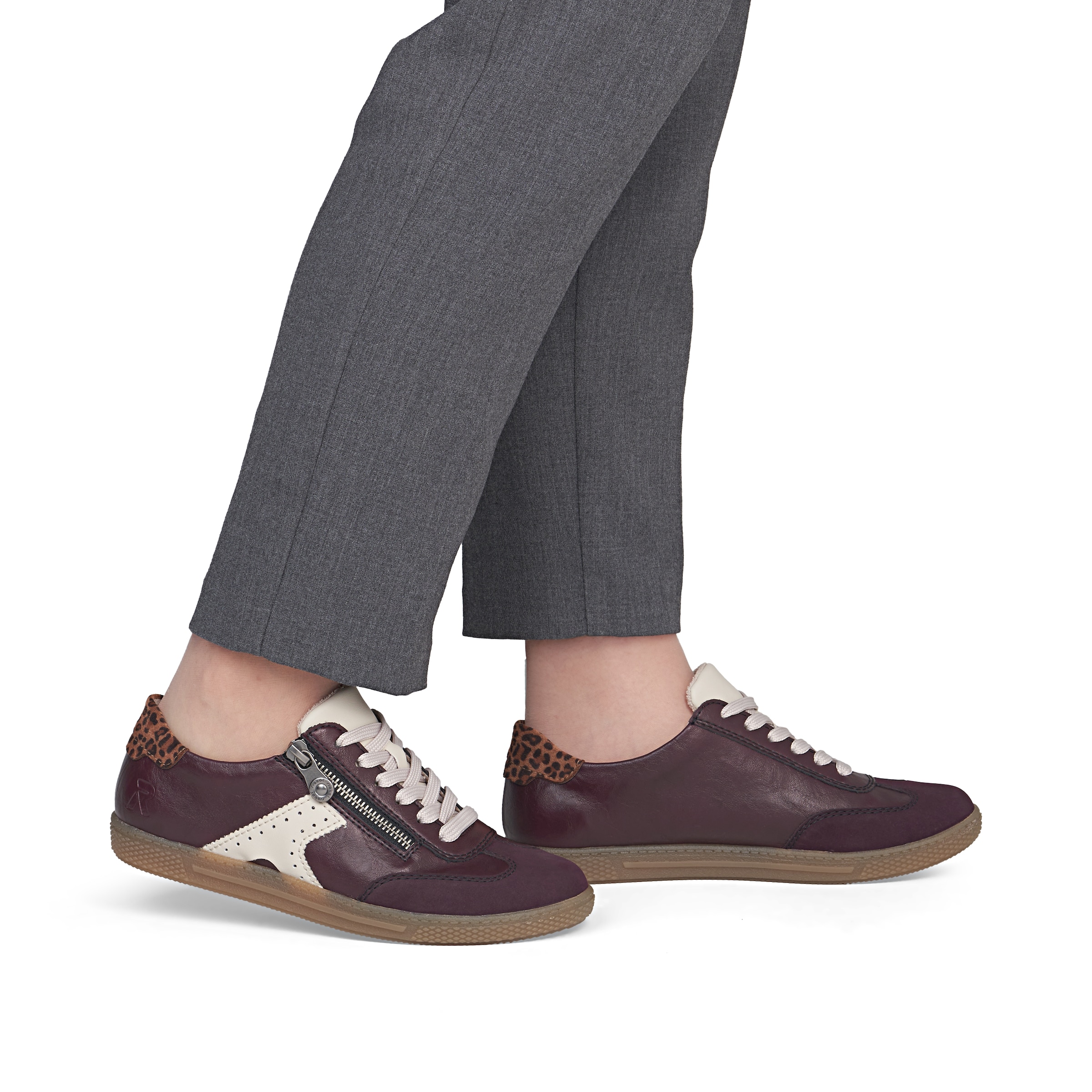 Baskets basses Rieker en rouge : devant